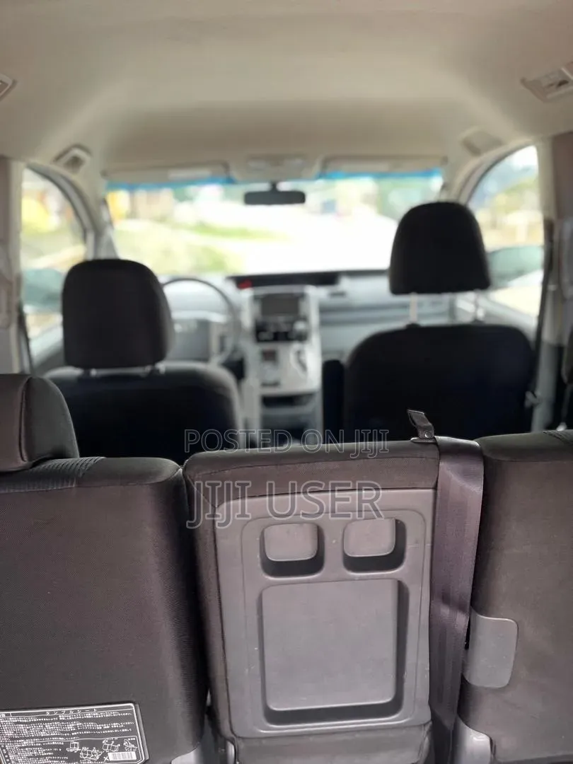 Toyota Voxy 2010 Silver
