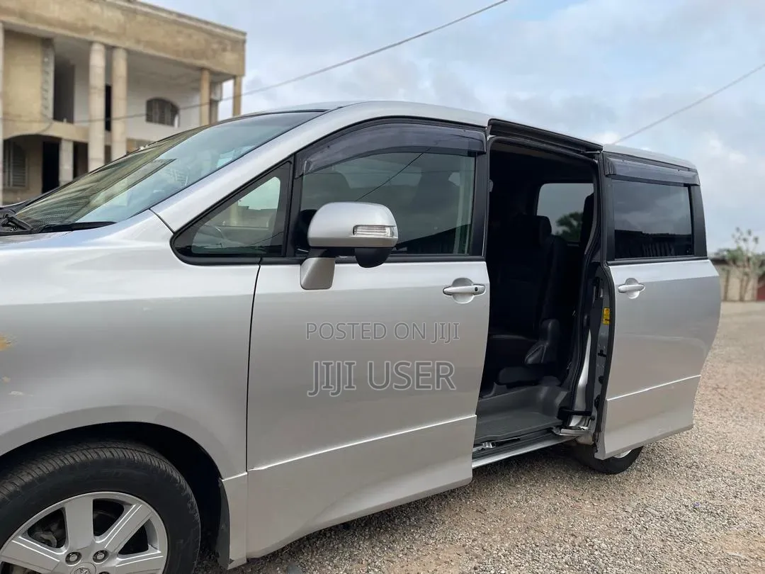Toyota Voxy 2010 Silver