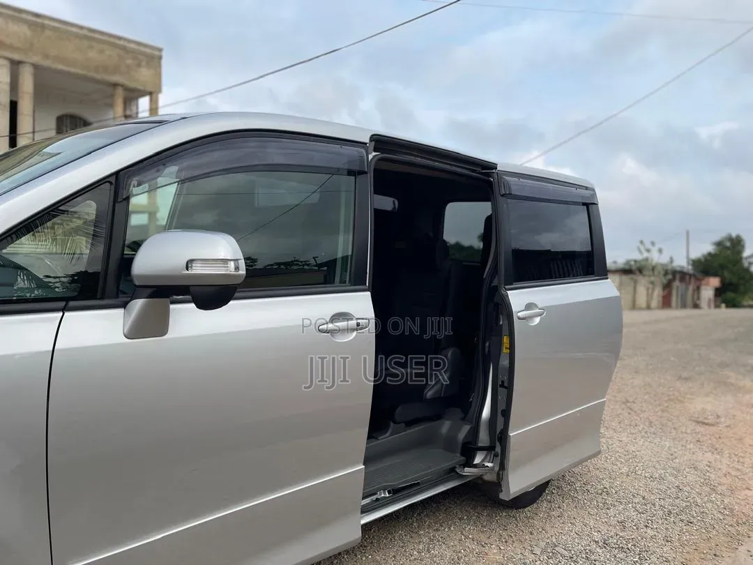 Toyota Voxy 2010 Silver