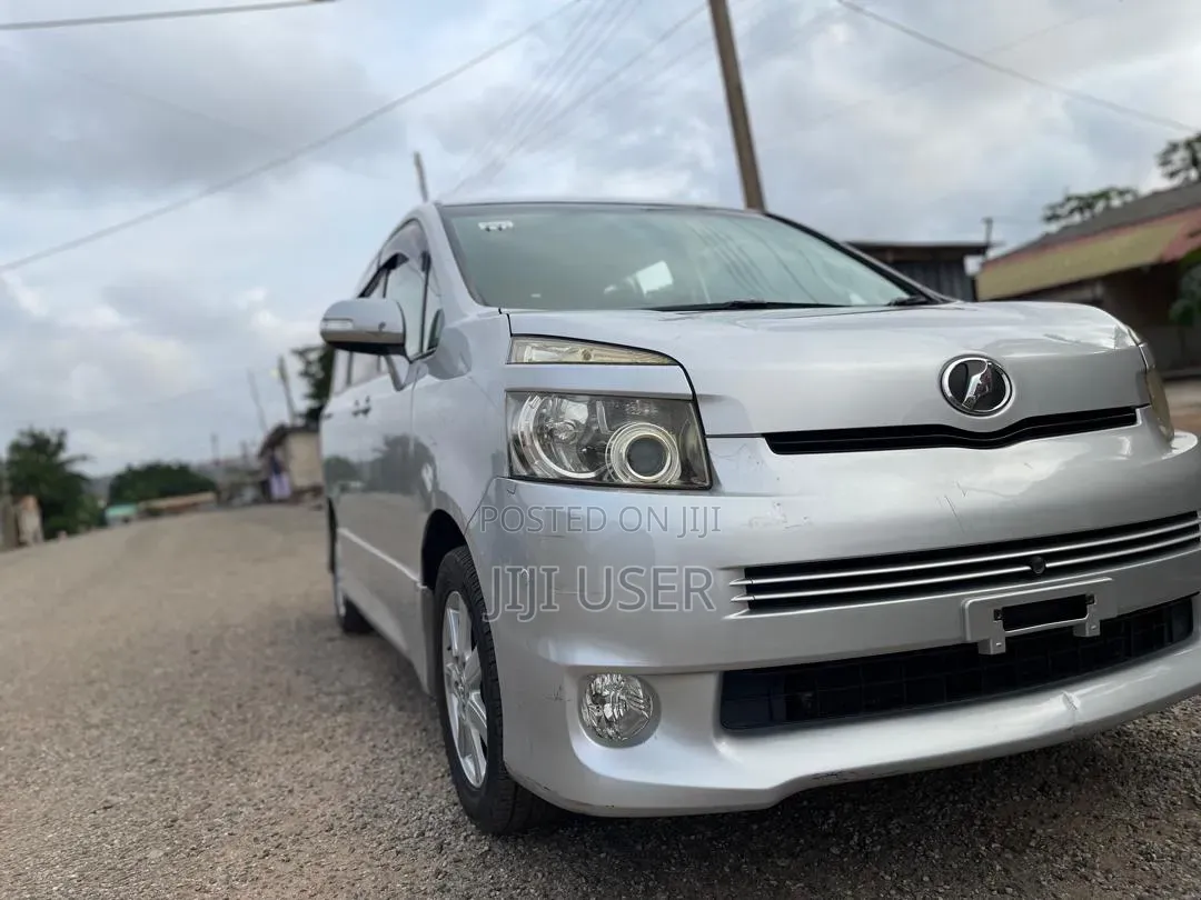 Toyota Voxy 2010 Silver