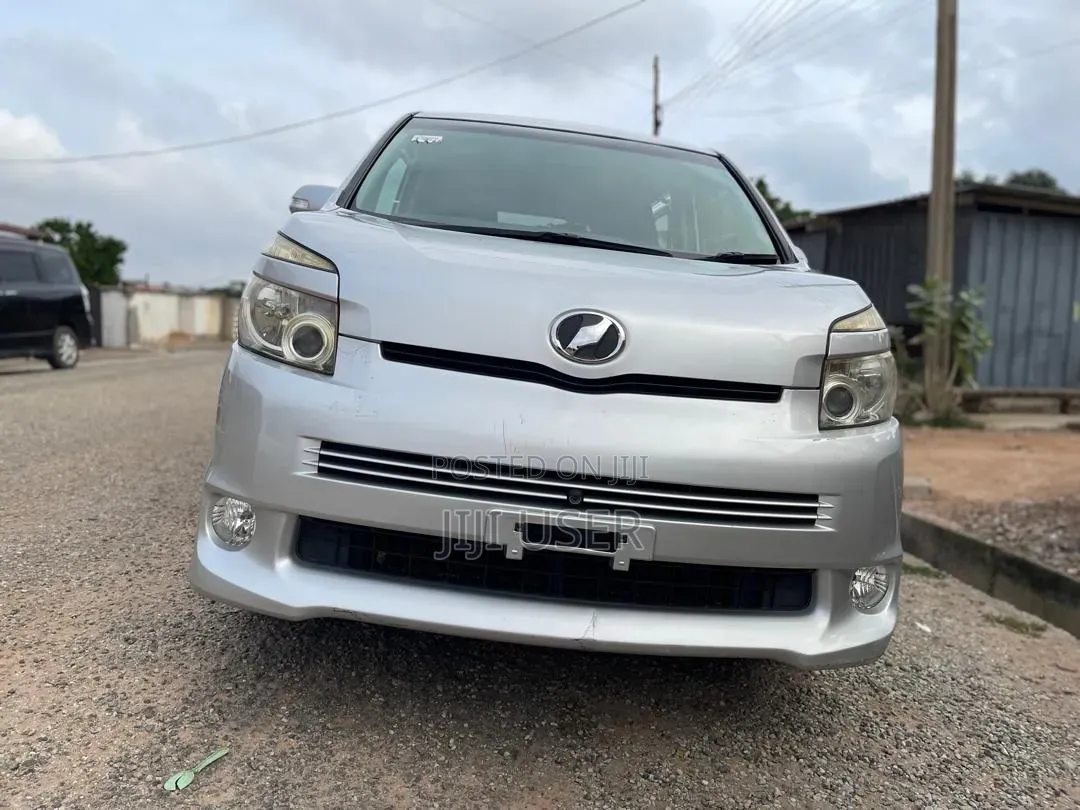Toyota Voxy 2010 Silver