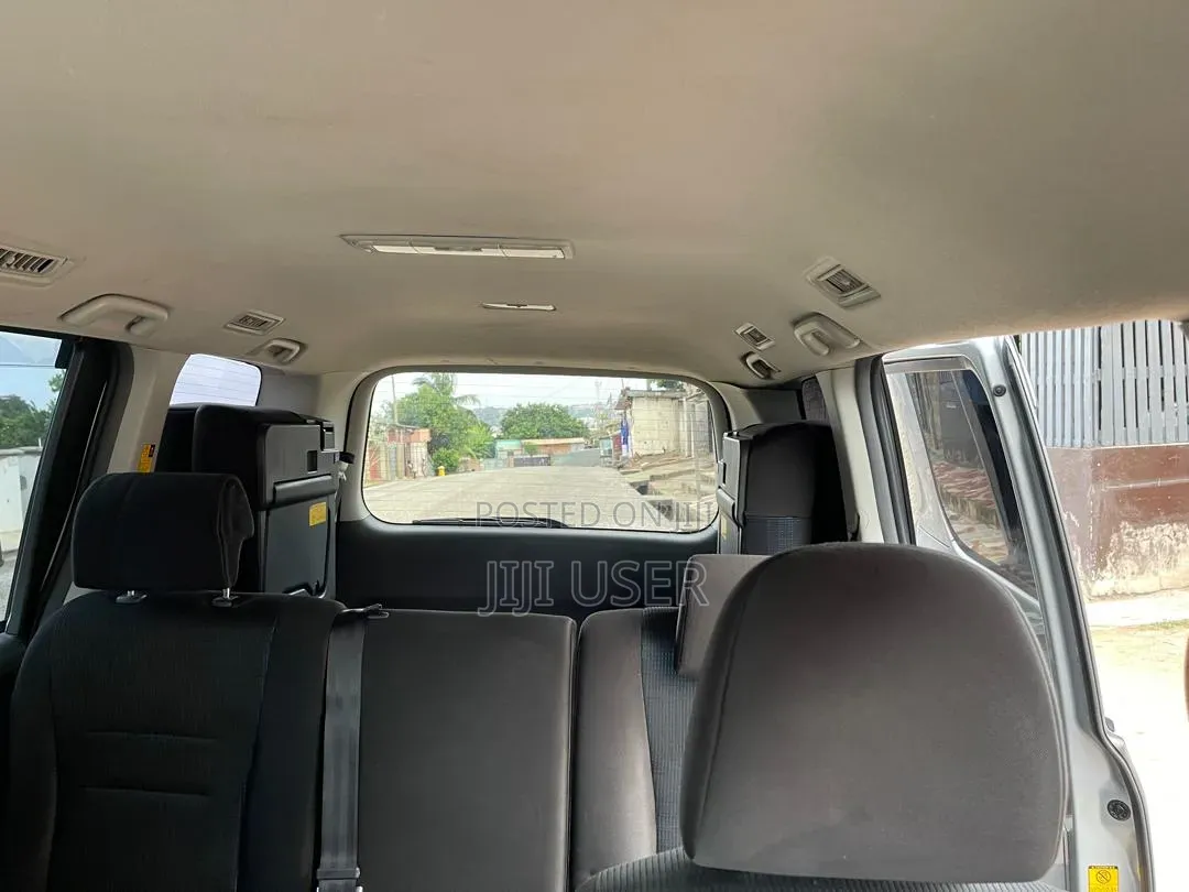 Toyota Voxy 2010 Silver