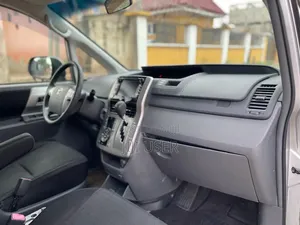 Toyota Voxy 2010 Silver