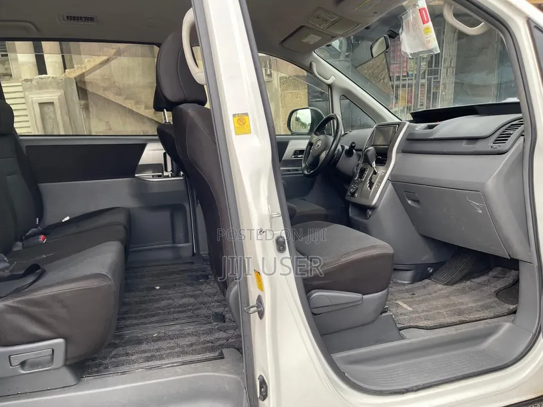 Toyota Voxy 2010 White