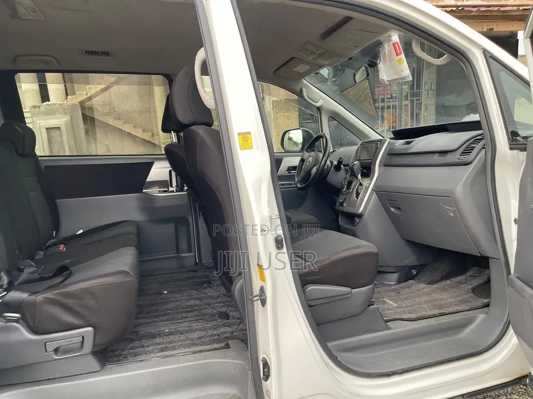 Toyota Voxy 2010 White
