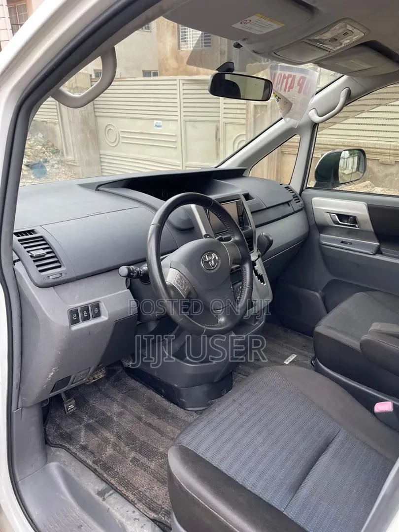 Toyota Voxy 2010 White