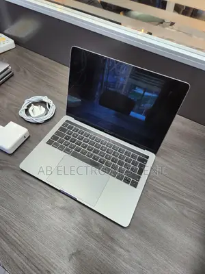 Laptop Apple MacBook Pro 2017 16GB Intel Core i7 SSD 512GB