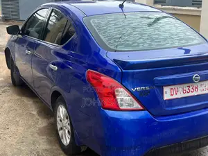 Nissan Versa 1.6 SV 2016 Blue