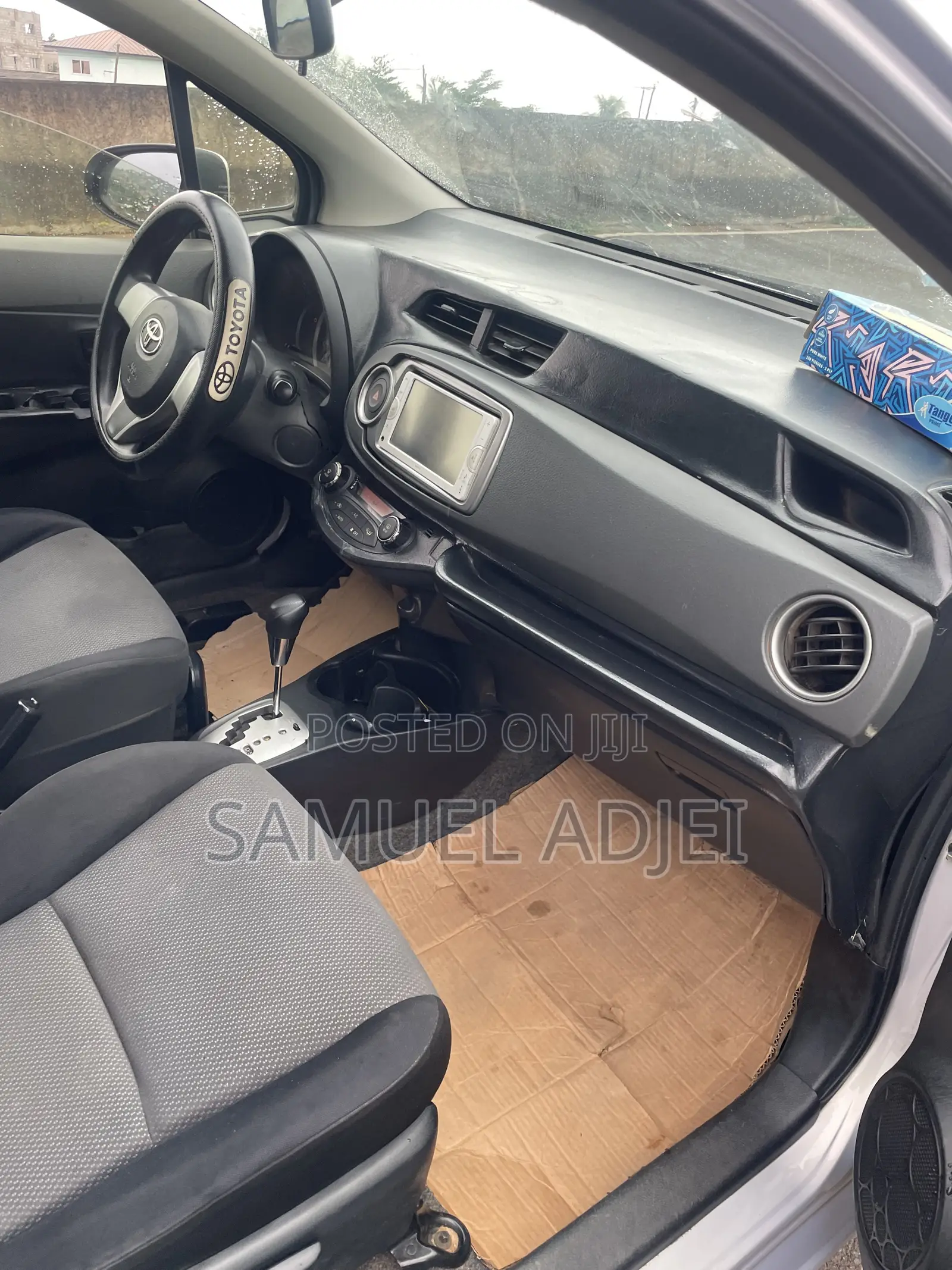 Toyota Vitz 2012 Silver