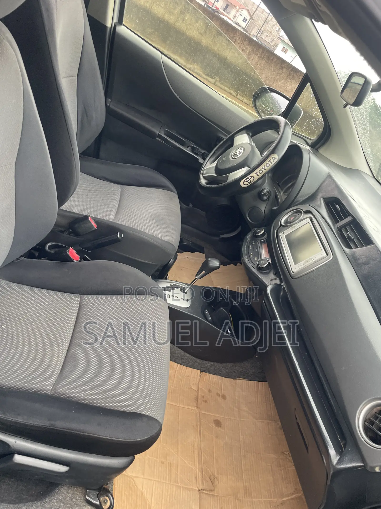 Toyota Vitz 2012 Silver
