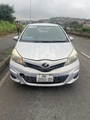 Toyota Vitz 2012 Silver