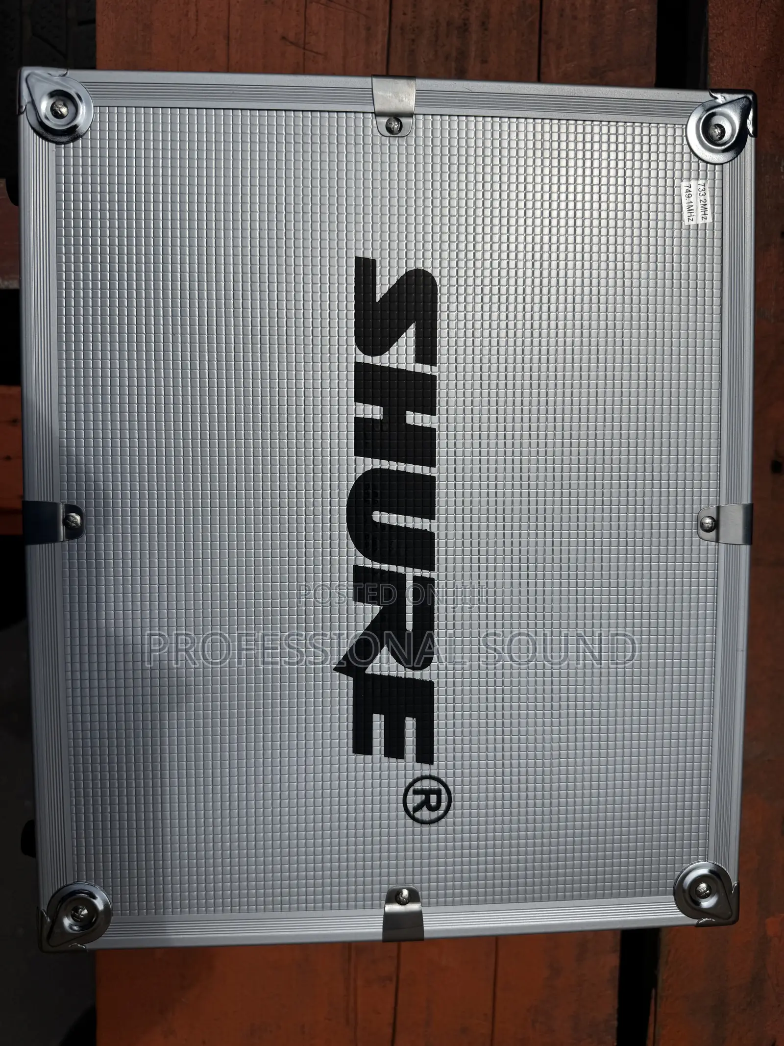 Shure UT-282 UHF Professional Wireless Microphone System