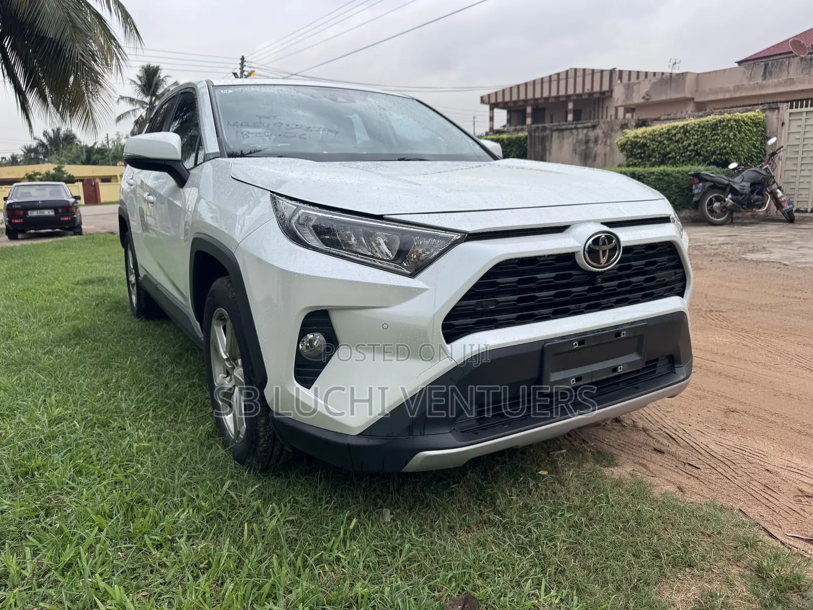 Toyota RAV4 XLE Premium FWD 2023 White