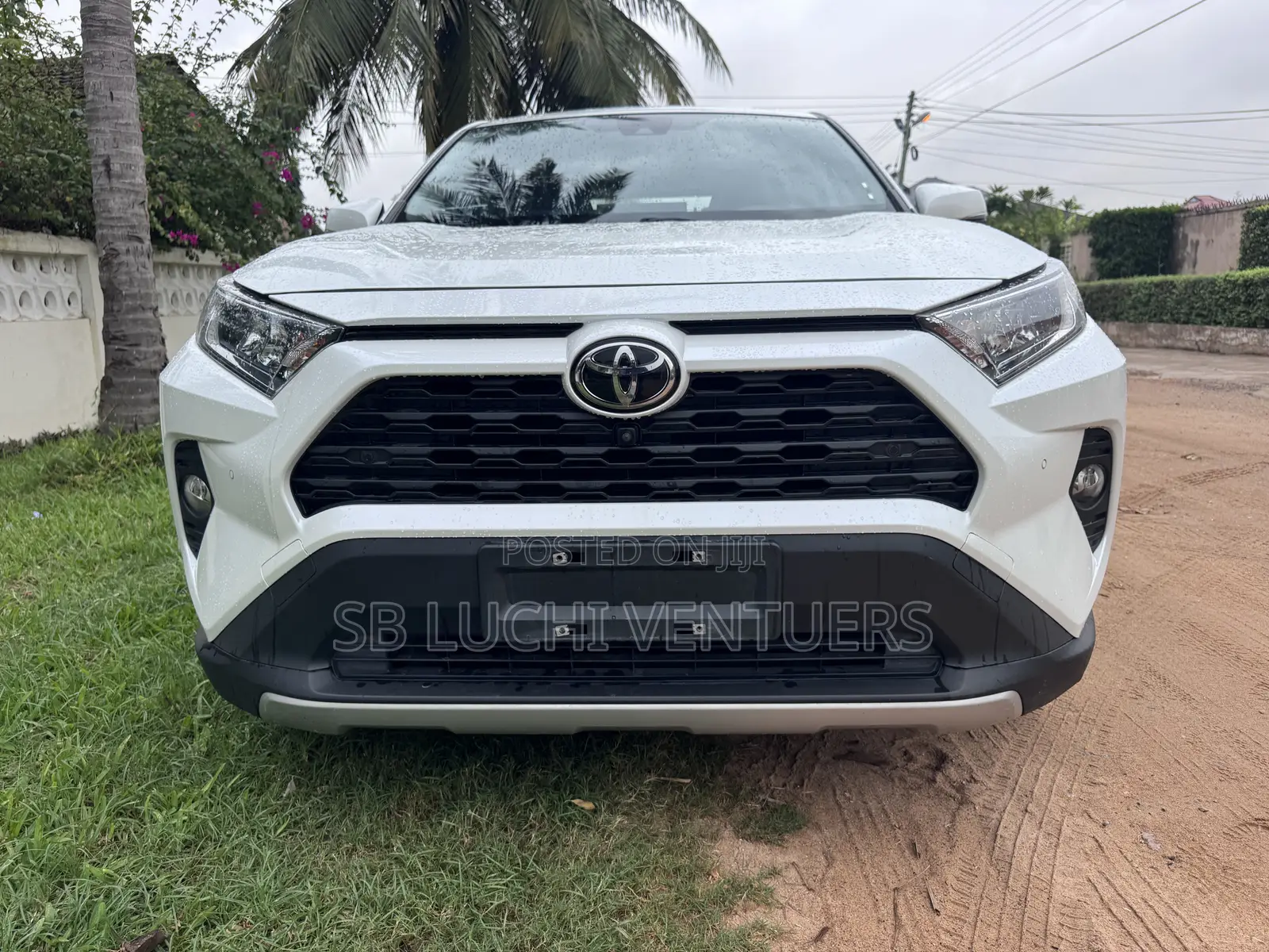 Toyota RAV4 XLE Premium FWD 2023 White
