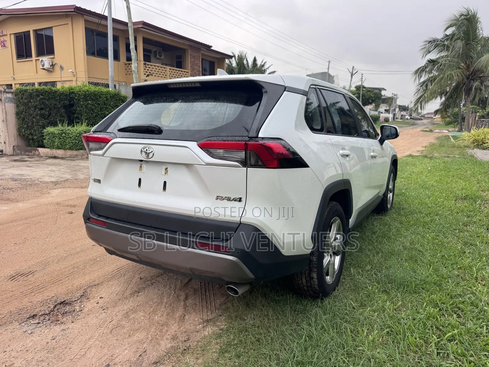 Toyota RAV4 XLE Premium FWD 2023 White