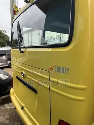 Hyundai County 2016 Yellow