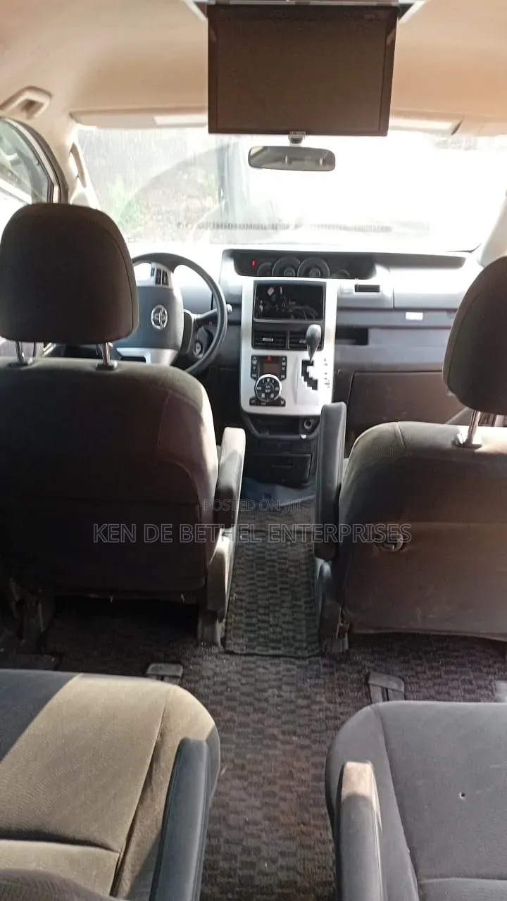 Toyota Voxy 2011 Silver