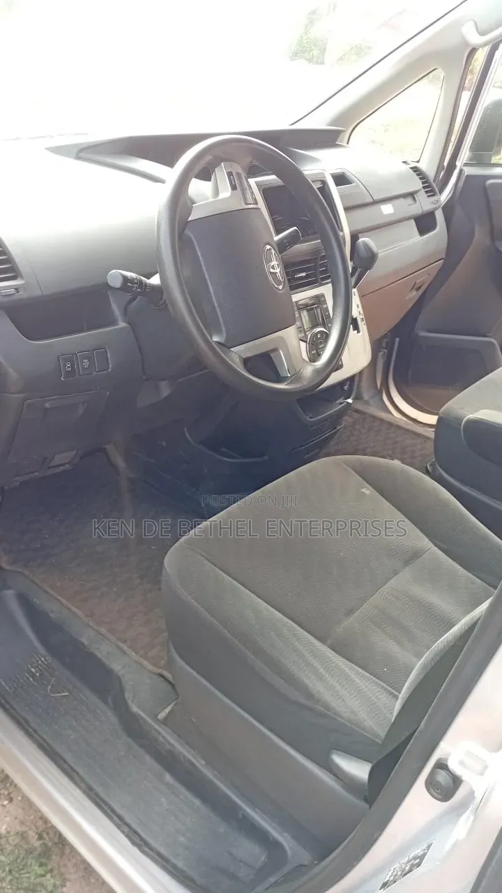 Toyota Voxy 2011 Silver