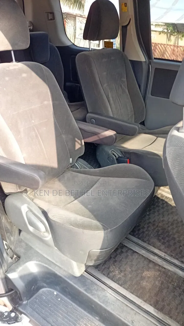 Toyota Voxy 2011 Silver