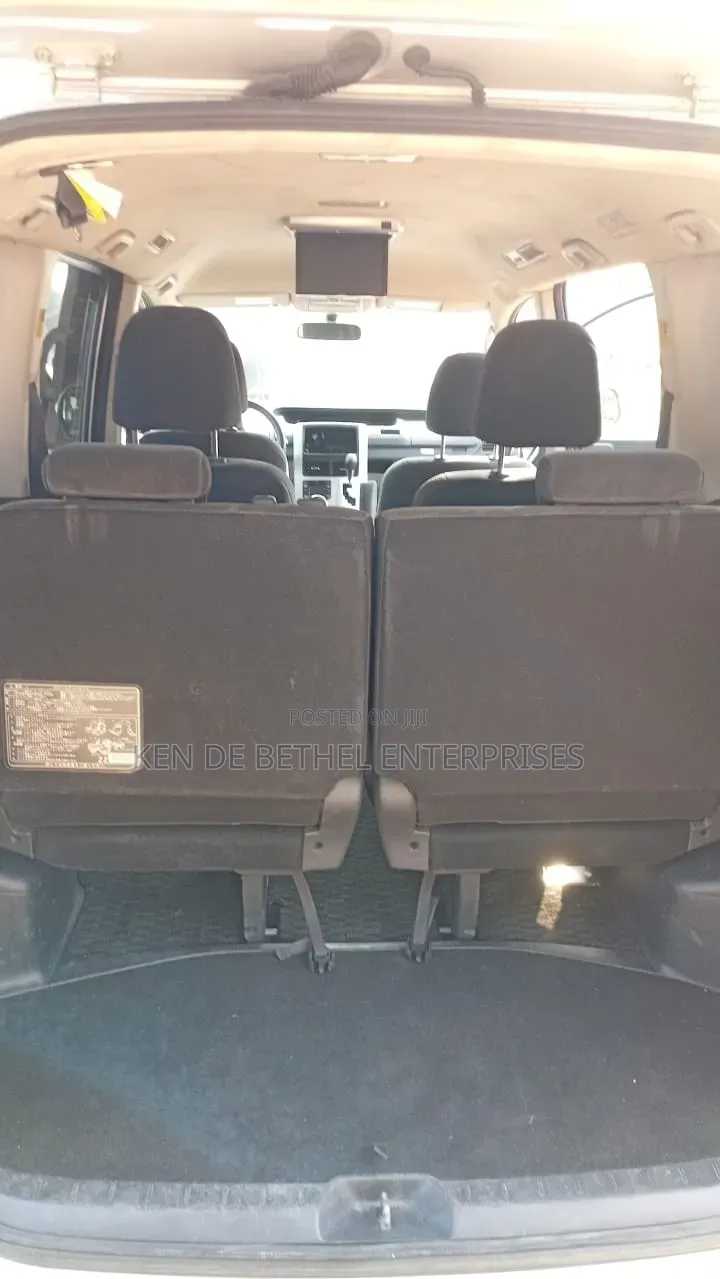 Toyota Voxy 2011 Silver