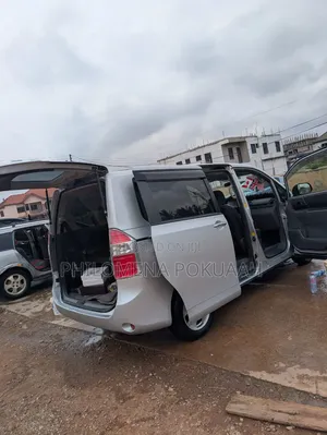 Toyota Noah 2.0 158hp FWD (8 Seater) 2010 Silver