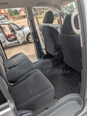 Toyota Noah 2.0 158hp FWD (8 Seater) 2010 Silver