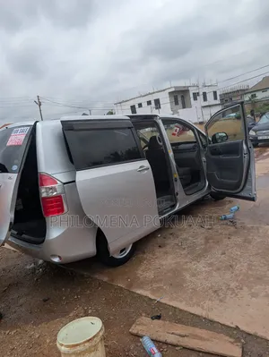 Toyota Noah 2.0 158hp FWD (8 Seater) 2010 Silver