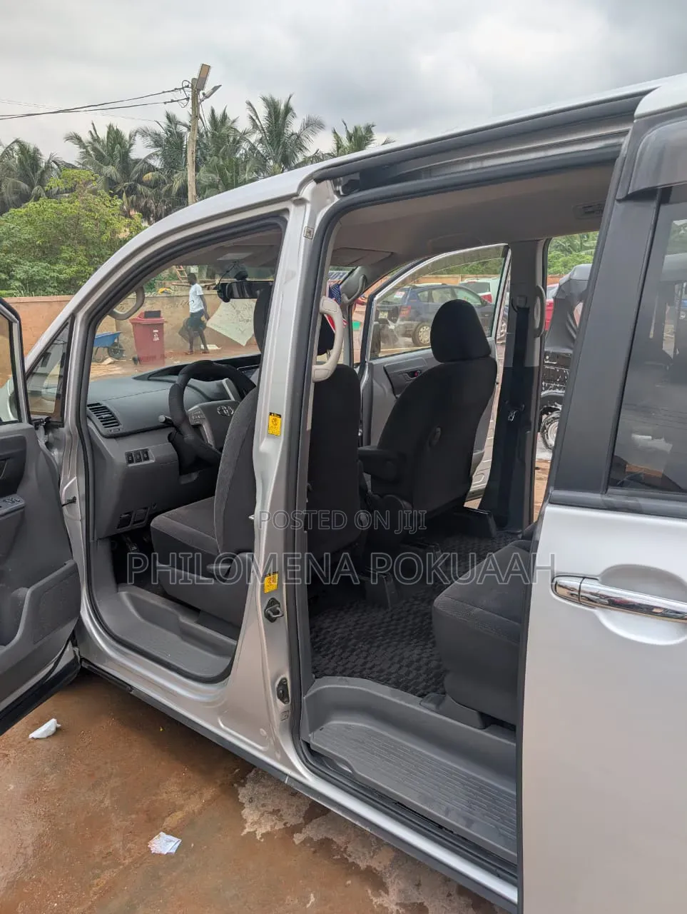 Toyota Noah 2.0 158hp FWD (8 Seater) 2010 Silver