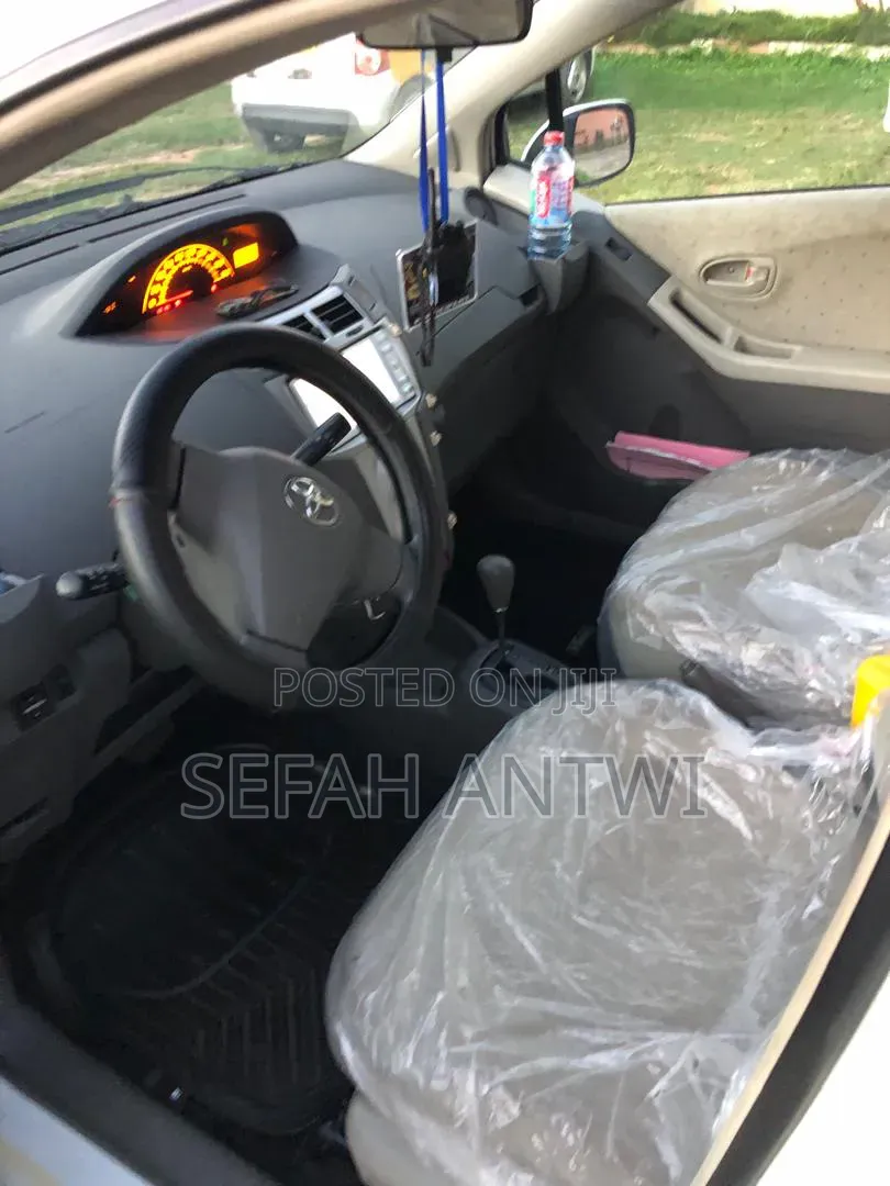 Toyota Vitz 2010 White