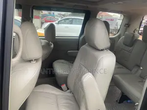Toyota Noah 2.0 143hp AWD (7 Seater) 2013