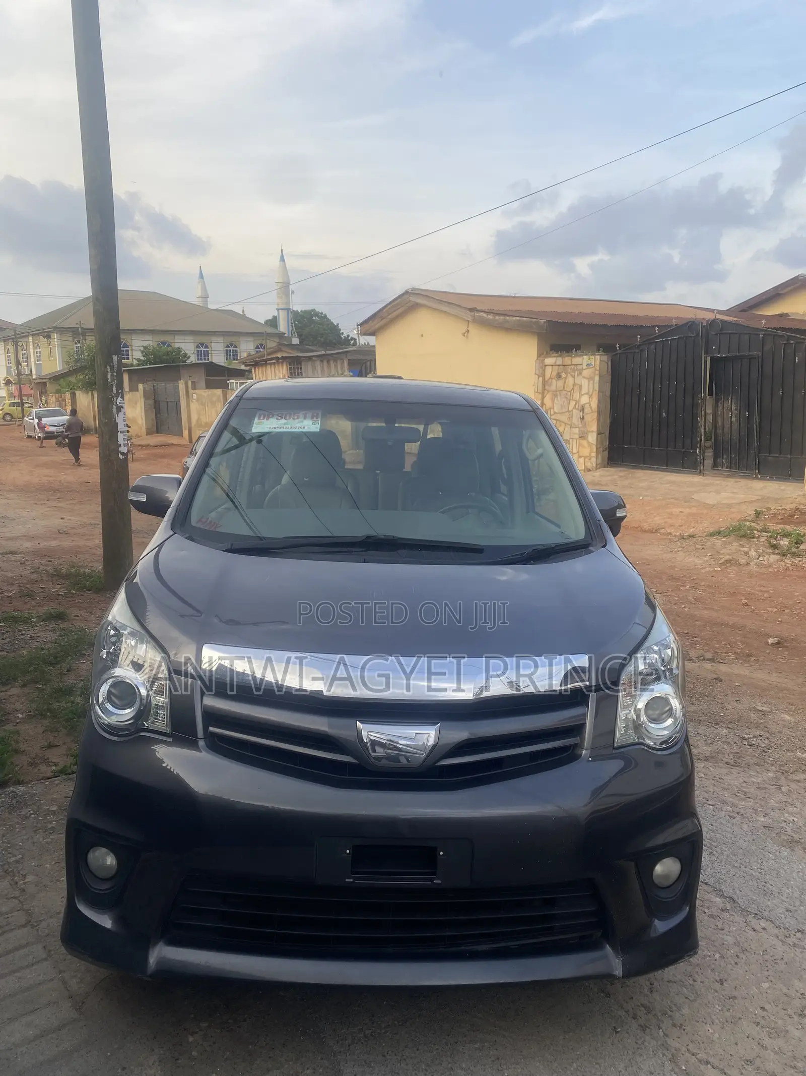 Toyota Noah 2.0 143hp AWD (7 Seater) 2013