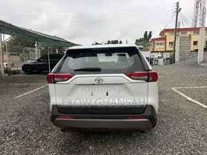 Toyota RAV4 XLE Premium AWD 2023 White
