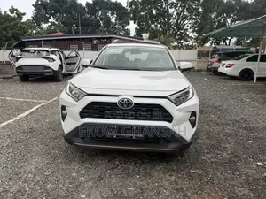 Toyota RAV4 XLE Premium AWD 2023 White