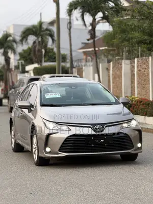 Toyota Corolla LE 2023 Gold