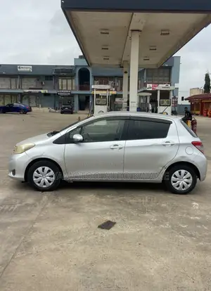 Toyota Vitz 1.5 FWD 5dr 2012 Silver