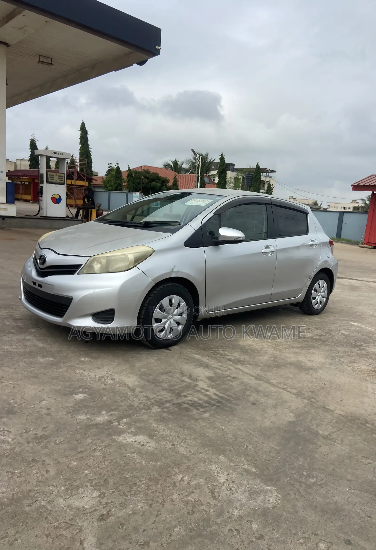 Toyota Vitz 1.5 FWD 5dr 2012 Silver