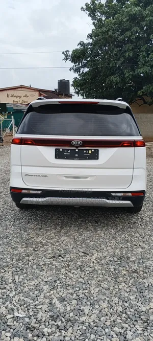 Kia Carnival 2021 White