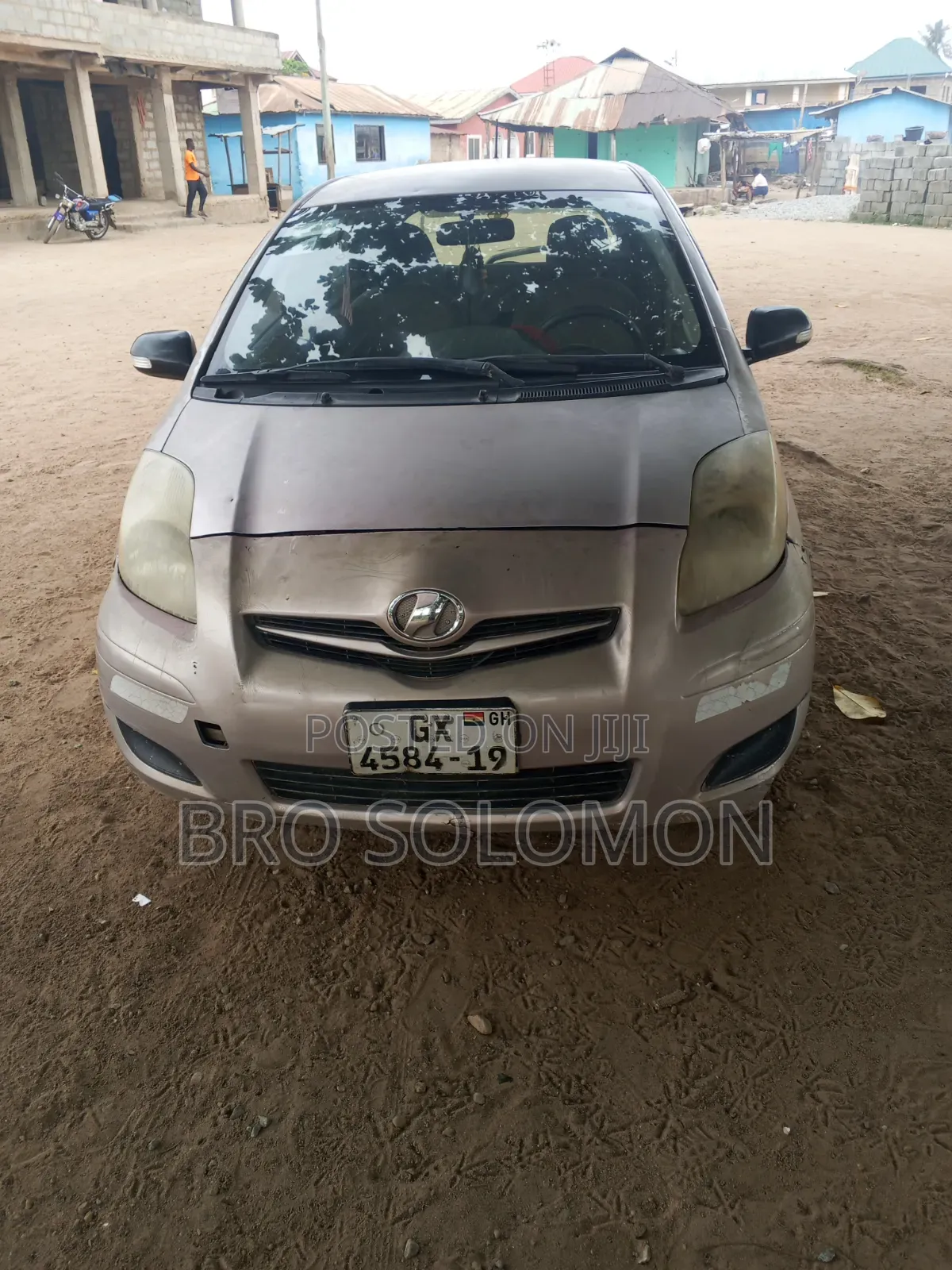 Toyota Vitz 2010 Silver