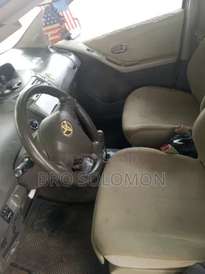 Toyota Vitz 2010 Silver
