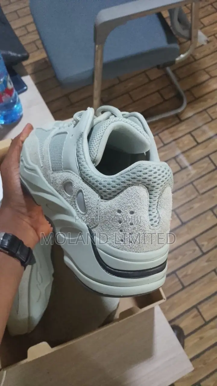 Adidas Yeezy Boost 700