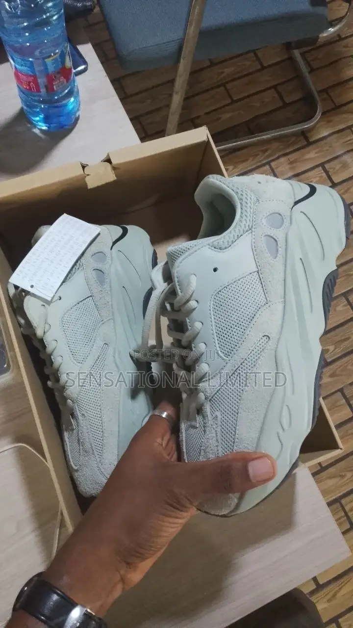 Adidas Yeezy Boost 700