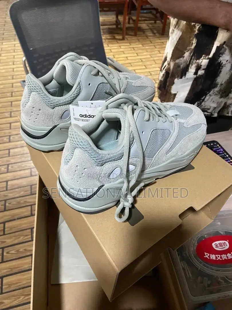 Adidas Yeezy Boost 700