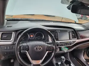 Toyota Highlander XLE 4x4 V6 (3.5L 6cyl 8A) 2017 Silver