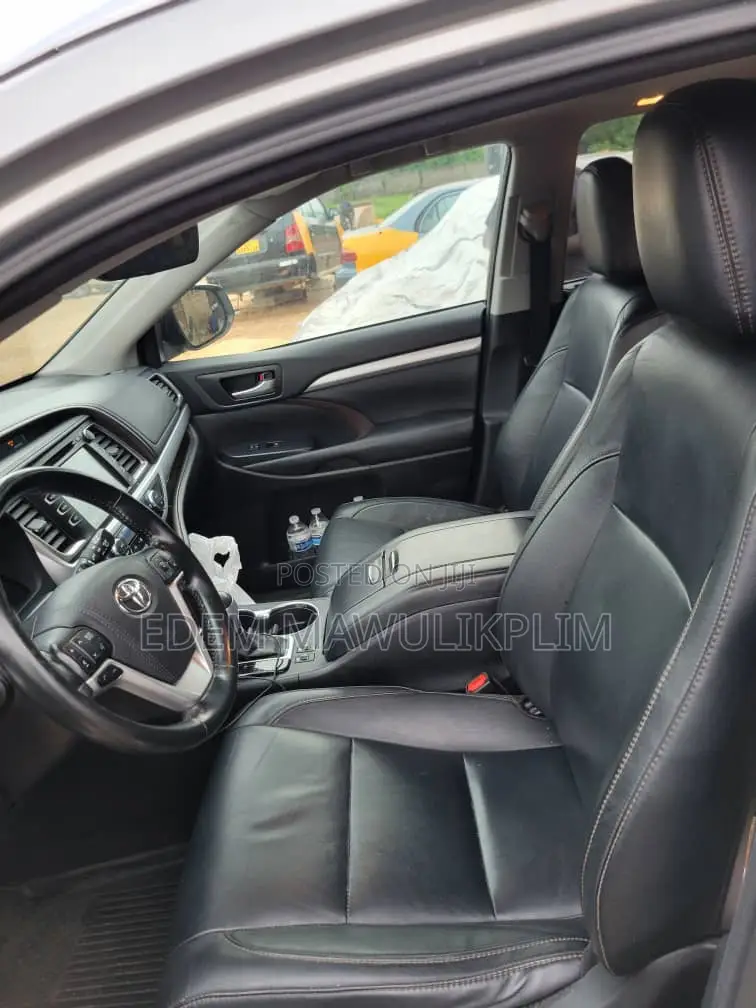 Toyota Highlander XLE 4x4 V6 (3.5L 6cyl 8A) 2017 Silver
