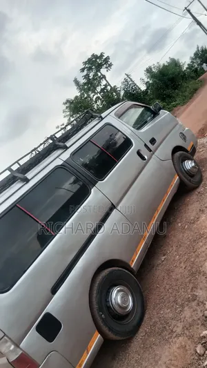 Nissan Caravan (Urvan) 2011 Silver
