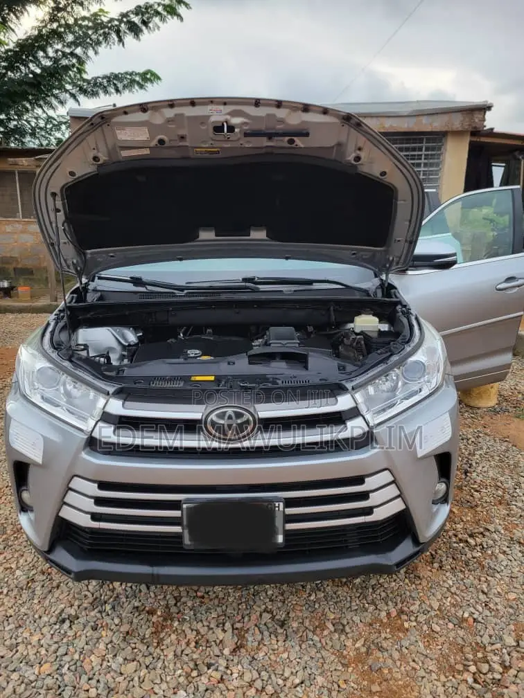 Toyota Highlander XLE 4x4 V6 (3.5L 6cyl 8A) 2017 Silver