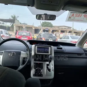 Toyota Voxy 2012 Silver