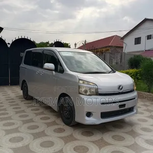 Toyota Voxy 2012 Silver