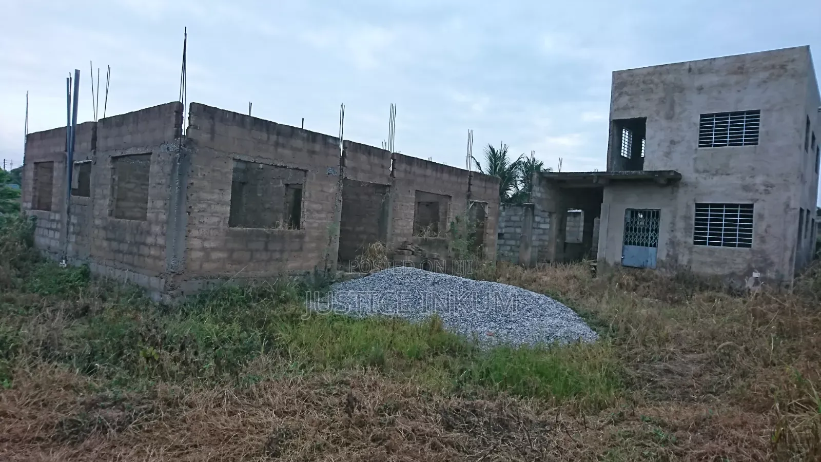 6bdrm Apartment in Awutu Senya East Municipal for sale