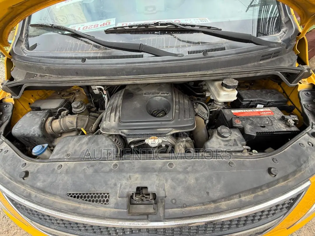 Hyundai H200 2015 Yellow